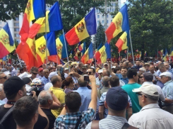 Потасовку с «животными» оскорблениями из-за журналистов на митинге в Кишиневе сняли на видео