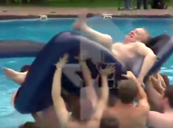 Забавное видео: молодые мужчины в бассейне сбросили Жириновского в плавках с матраса