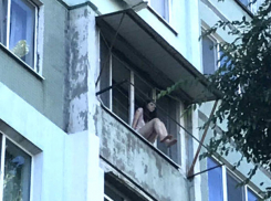 Девушка попыталась выброситься с балкона 7-го этажа на Ботанике из-за неразделенной любви