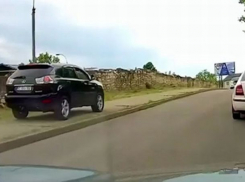 В Кишиневе водитель Lexus нагло поехал прямо по тротуару