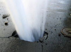 Авария на водопроводе превратила одну из центральных улиц столицы в бурную реку 