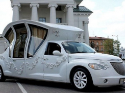 Диковинный свадебный автомобиль на улицах Кишинева сняли на видео 