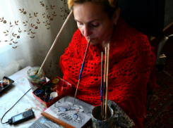 «Чтобы не выть на стену»: молдаванка пишет картины ртом после смерти мужа