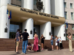 Молодежь протестует у парламента против передачи Республиканского стадиона посольству США