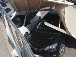 Падение террасной конструкции с крыши ТЦ «Атриум» на автомобили попало на видео