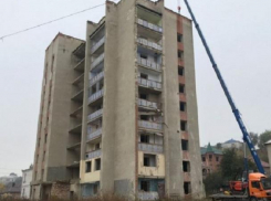 В Отачь начался полный снос дома, частично обрушившегося летом 2019-го года