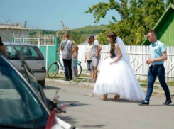 Свадебный белый автомобиль по дороге в церковь пострадал от темной машины, которая в него врезалась