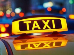 Скандал в Кишиневе - водитель врезался в авто такси, после чего начал требовать компенсацию, угрожая и представляясь полицейским