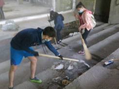 Заброшенное здание театра “С улицы Роз” убрала столичная молодежь