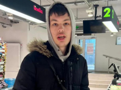 Наглый мальчик избивает женщин посреди Кишинева