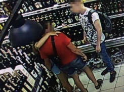 Изнасиловавшие до крови 12-летнюю девочку трое парней попали на камеру видеонаблюдения