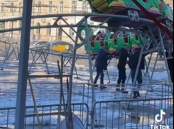 Эй, ухнем! В центре Кишинева дети катались «на горбу» родителей - аттракцион сломался