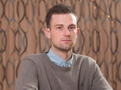 Назвав ученицу-трансгендера девчонкой, британский преподаватель лишился работы 