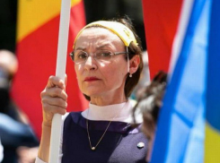 Корина Фусу показала, как нужно «носить» маску на протесте