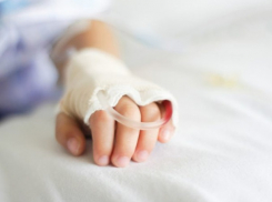 Ребенок выпал с четвертого этажа, но смог выжить