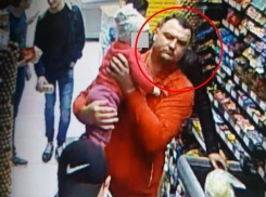 Магазинный вор с маленьким ребенком на руках попал на видео в Кишиневе