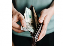 Евро и доллар подешевели на выходные