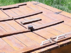 Песочницу в столичном дворе запирают на замок «от чужих»