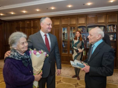 Глава государства поздравил с годовщиной брака пару-долгожителей