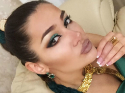 Сексуальные селфи с «выпрыгнувшими» обнаженными ногами показала знаменитая красавица из Бричан