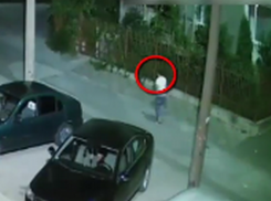 Напавший на женщину на Ботанике молодой человек попал в объектив камеры видеонаблюдения