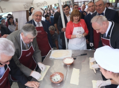 Тимофти посоревновался со Снегуром и Лучинским в приготовлении плацинд 