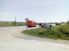 Лобовое столкновение с фургоном отбросило Volkswagen в кювет в Чимишлии