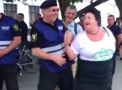 Участница акции протеста исполнила свою интимную мечту с офицером полиции в центре Кишинева