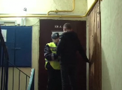 Вооруженные бандиты ворвались в квартиру столичного коллекционера, избили его и ограбили