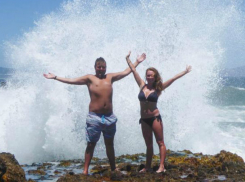 Молодожены сделали селфи за секунду до трагедии на берегу океана