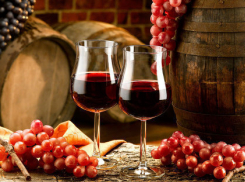 Ургант пошутил над решением молдавских депутатов признать вино пищевым продуктом 