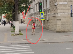 Мальчик нюхал клей у здания МВД средь бела дня