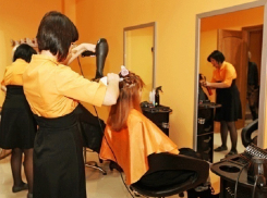 «Страной дебилов» назвала Молдову возмущенная женщина с годовалым младенцем в парикмахерской