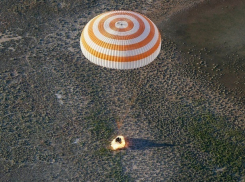 Космический корабль «Союз МС-04» с российским космонавтом и его американскими коллегами вернулся на Землю 