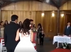 Женские стоны из порно «эротично» прервали свадьбу, попавшую на видео