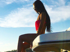 Самая сексуальная полицейская Украины похвасталась соблазнительным телом в розовом бикини