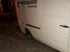 В Кишиневе под колесами микроавтобуса провалилась тротуарная плитка
