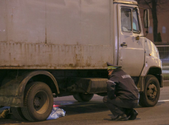 Грузовик въехал в пешеходов у торгового центра: погибла девочка, четыре человека в больнице