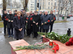 Социалисты во главе с Зинаидой Гречаный возложили цветы у посольств России и Германии
