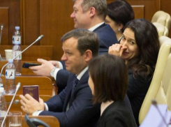 «Готов бежать?» - Нэстасе появился на последнем заседании парламента с румынским паспортом в руках