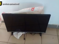 В Кишиневе двое воров пытались убежать от полицейских вместе с украденным телевизором  