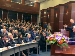 Додон: Наша задача - не стимулировать молодежь отказываться от молдавского гражданства, а способствовать их возвращению домой 