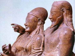 Крупнейшую коллекцию древностей загадочных этрусков собрала жена француза в Вадул луй Водэ