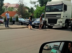 Большую пробку в столице спровоцировало столкновение легкового автомобиля и грузовика