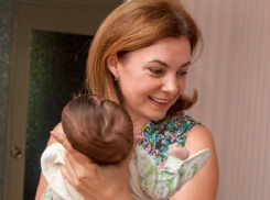 Родившая тройню молодая молдавская семья получила подарки от фонда первой леди Галины Додон