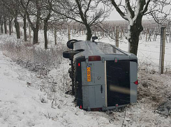 Микроавтобус перевернулся на заснеженной трассе в Криулянах 