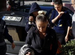 Лере нужно заниматься проституцией «пока грудь высока», - мать депортированной молдаванки