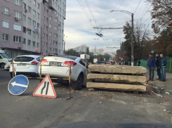 Въехавшую в канализационную яму на Ботанике дорогую иномарку сняли на видео 