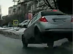 Мистический прыжок автомобиля на столичной улице попал на видео