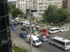 Микроавтобус после массового ДТП в центре Кишинева врезался в столб: пострадали десять пассажиров